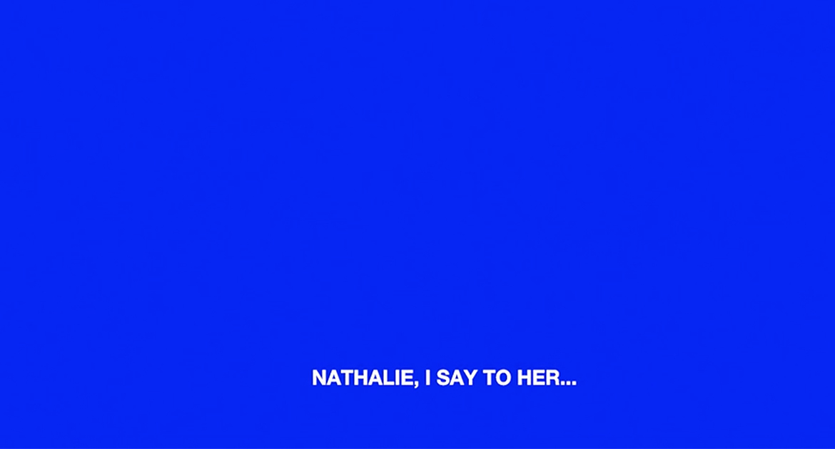 imagen en azúl donde aparece escrito en inglés: "Natalie, se lo dice a ella.."
