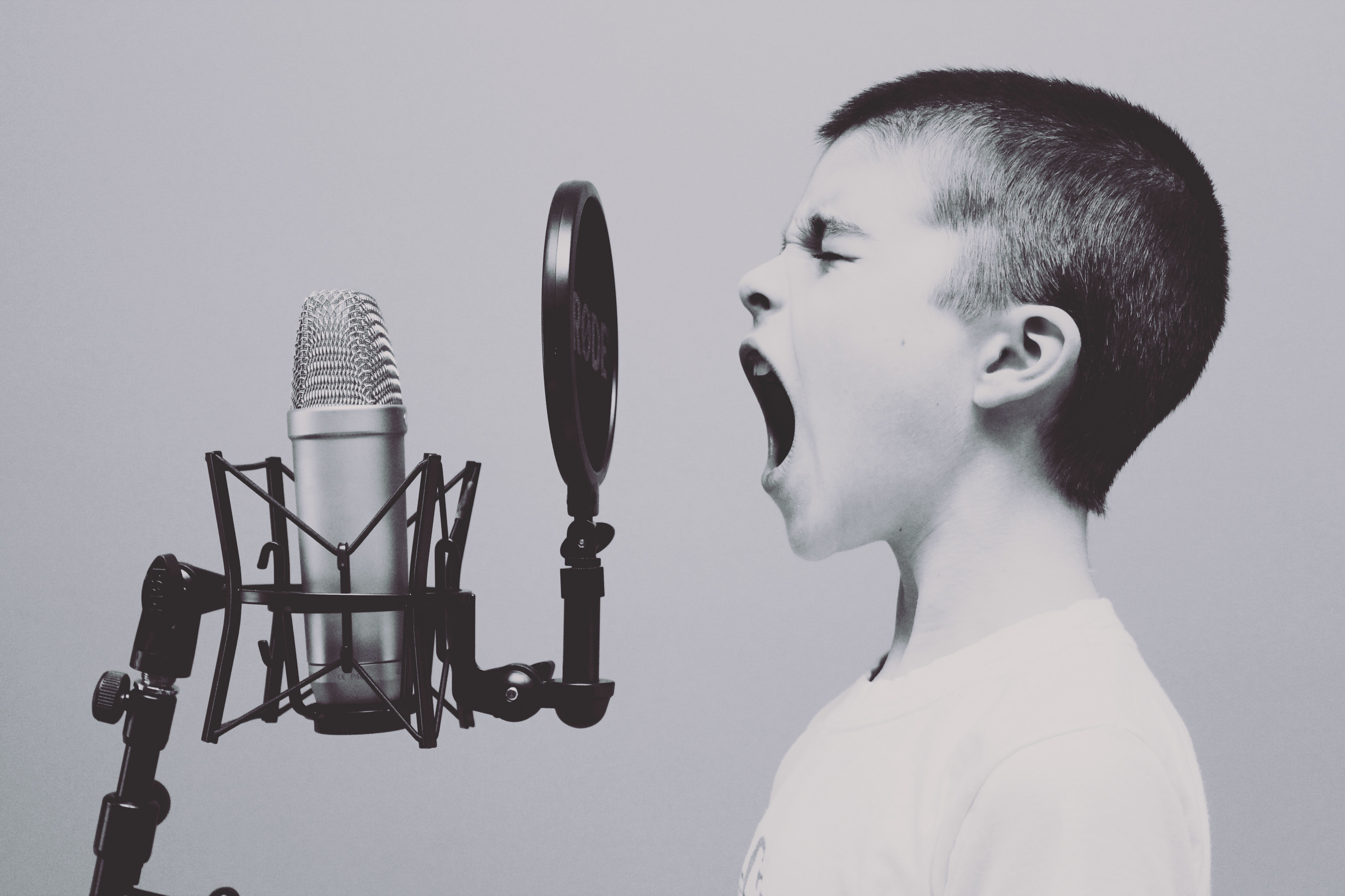 Niño gritando en un micrófono
