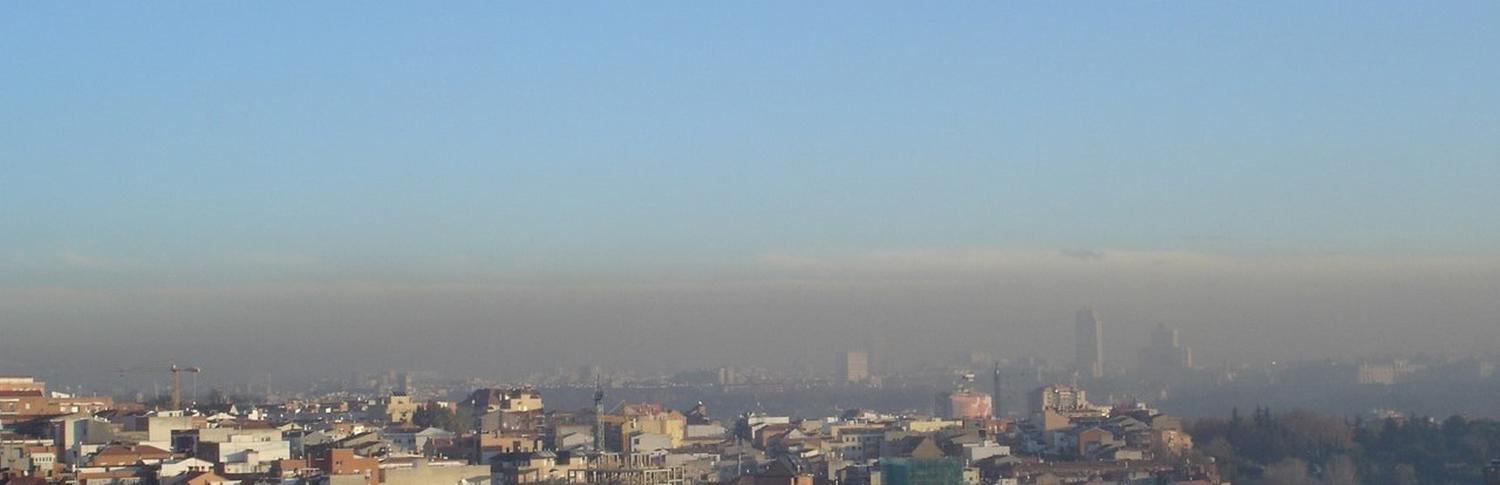 Vista de ciudad con cielo contaminado