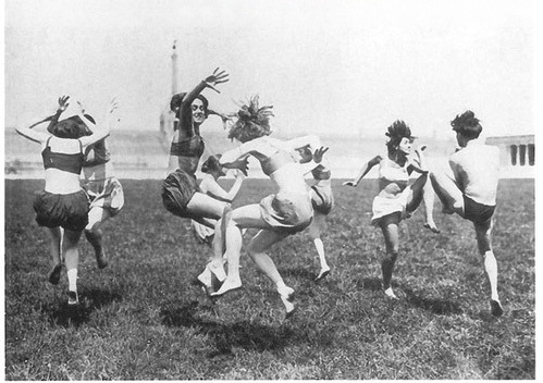 foto en blanco y negro de personas bailando