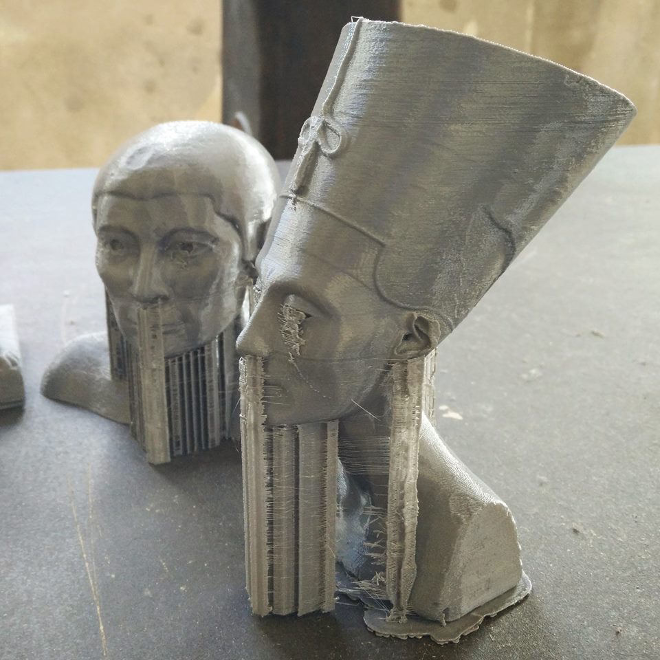 Dos modelos de arte egipcio creados en impresora 3D. Son los bustos de Nefertiti y del escriba sentado del Louvre. 