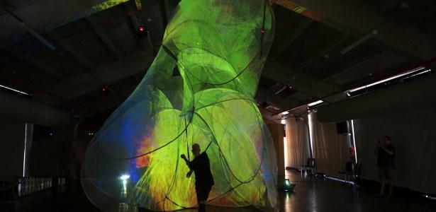 Foto de una arquitectura y una figura interactuand con ella