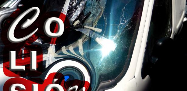 Imagen de un coche con una colisión en la luna del coche