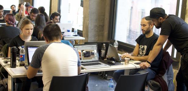 Imagen de personas trabajando en el espacio de medialab