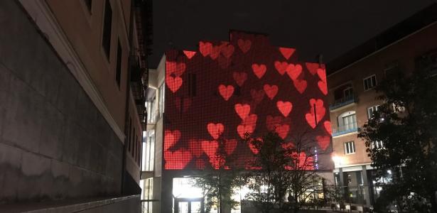 Imagen de corazones que se ven en la fachada