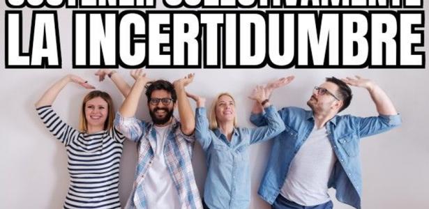 Foto de personas jóvenes que sostienen unas letras donde se lee: Sostener colectivamente la incertidumbre