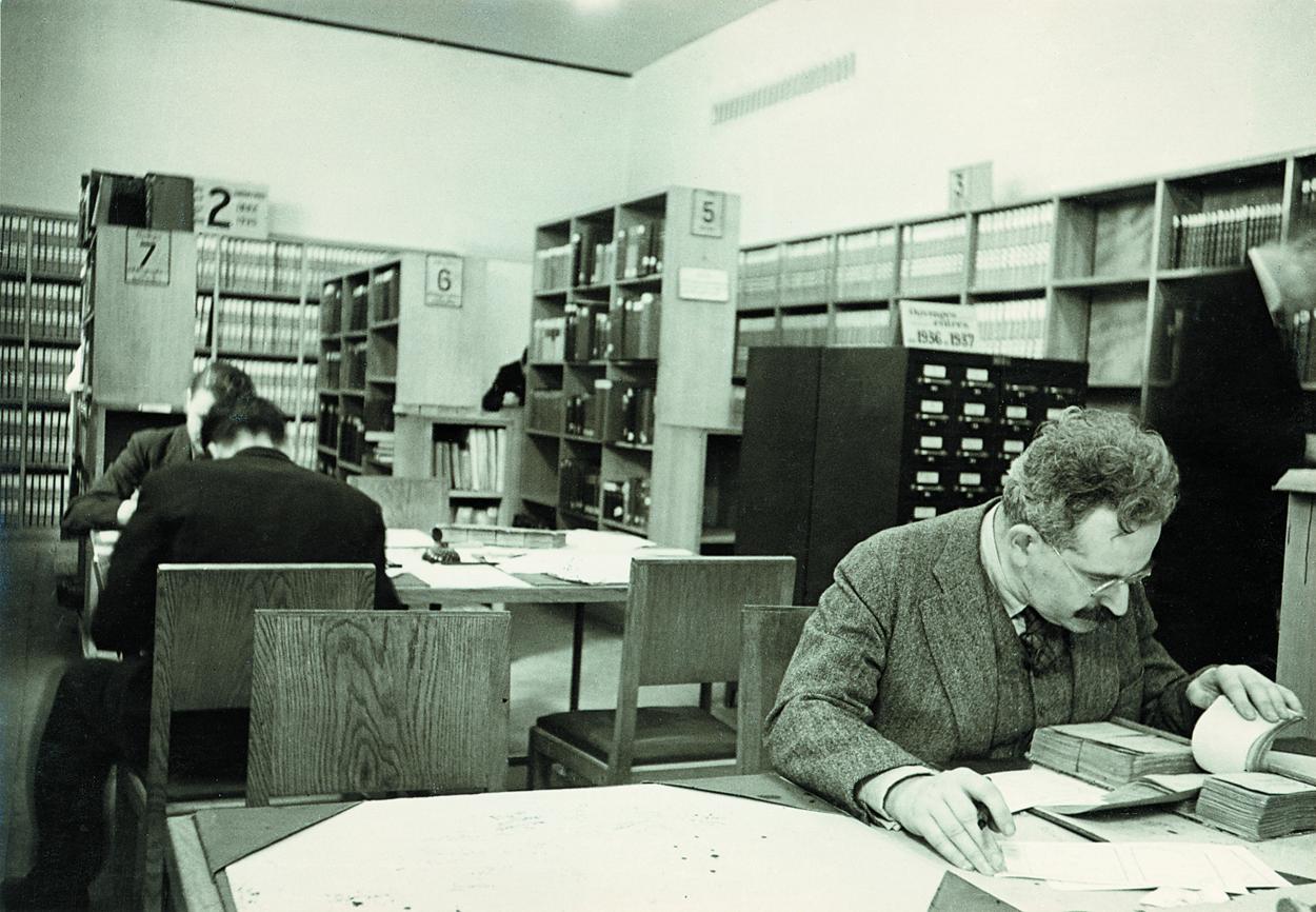Walter Benjamin en la Biblioteca Nacional de Frankfurt en 1939