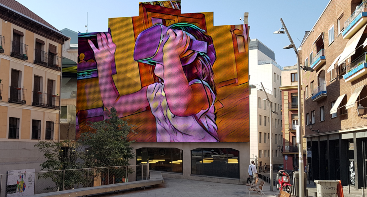 fachada de Medialab Prado con la imagen de una niña usando gafas de realidad virtual