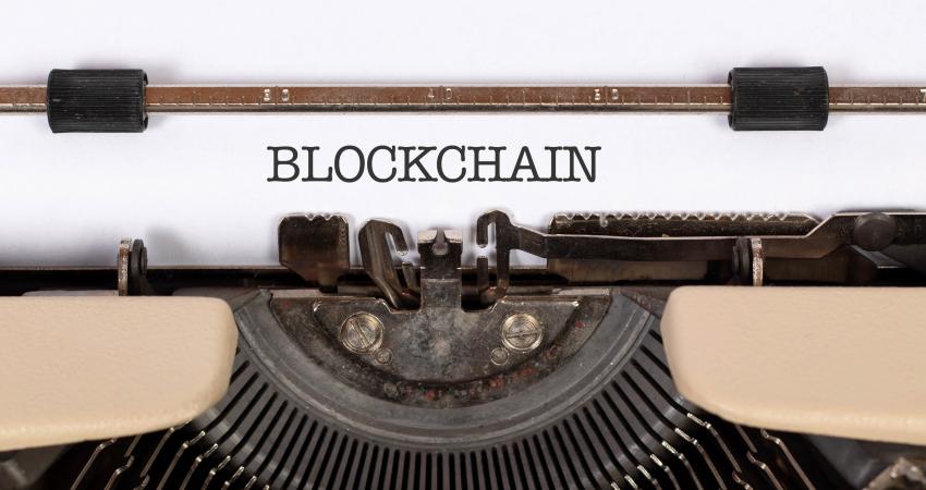 Detalle de máquina de escribir antigua.  Marco Verch Blockchain mit einer alten Schreibmaschine geschrieben. https://flic.kr/p/R5JR7A