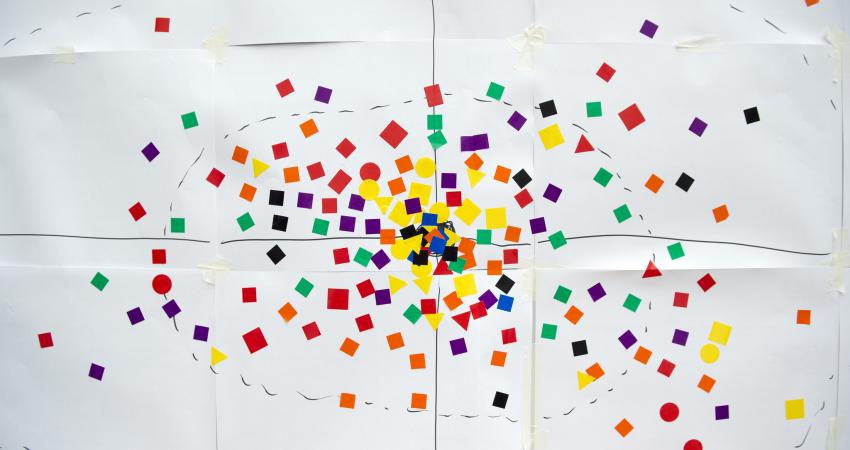 Diagrama con triángulos y cuadrados de colores