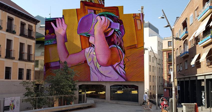 Fachada de Medialab Prado con la imagen de una niña con gafas de realidad virtual