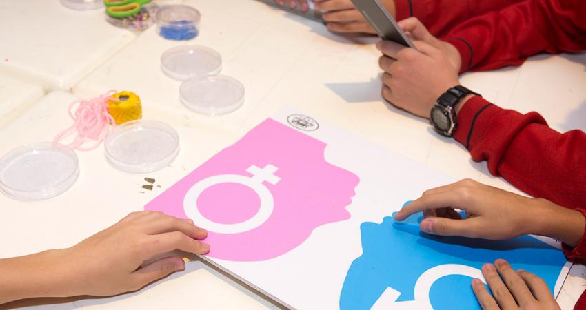 Niños colaborando en un taller