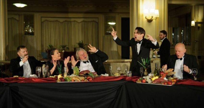 varias personas en torno a una mesa