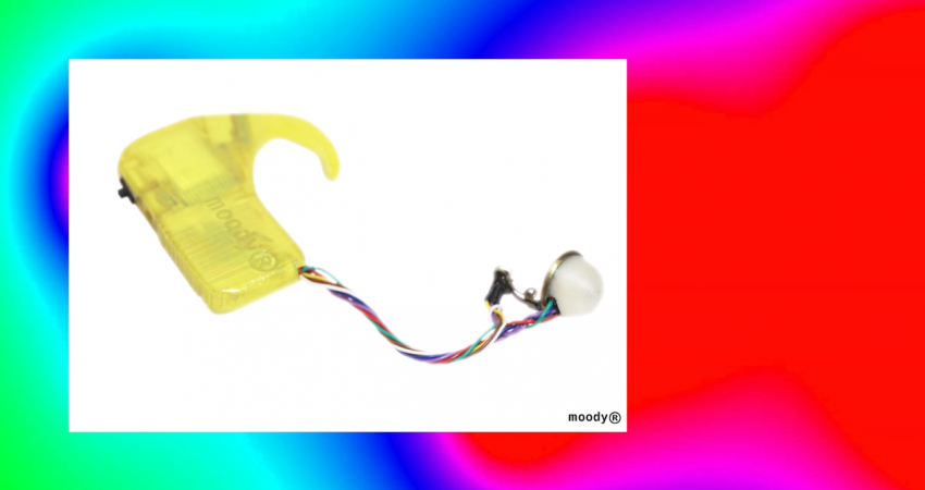 Imagen del del dispositivo MOODY®, una joya/colgante que registra la temperatura de la oreja