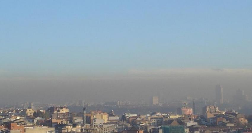 Vista de ciudad con cielo contaminado