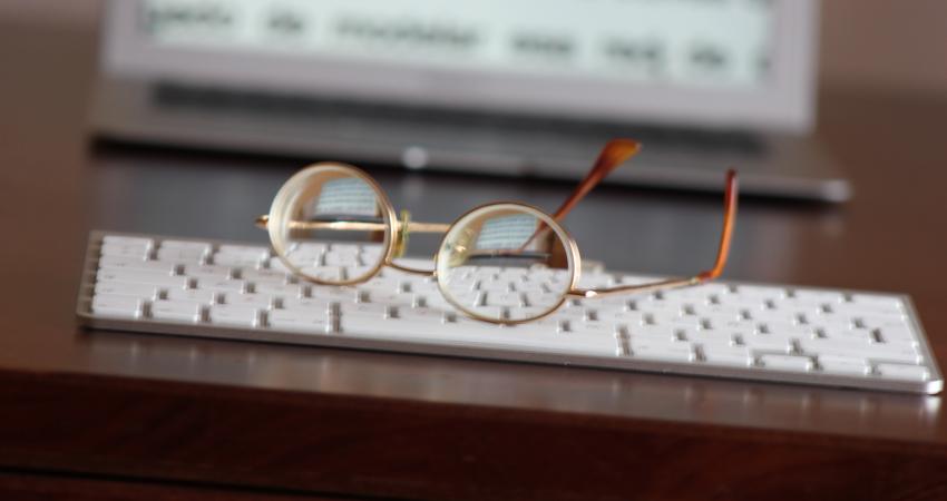 Gafas sobre un teclado de ordenador
