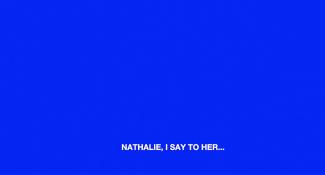 imagen en azúl donde aparece escrito en inglés: "Natalie, se lo dice a ella.."