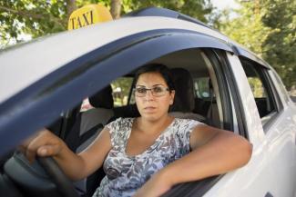 mujer taxistas en su vehículo