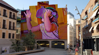 fachada de Medialab Prado con la imagen de una niña usando gafas de realidad virtual