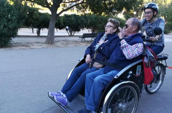 Paseo en bicicleta con personas mayores