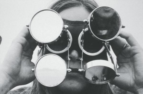 Mujer con gafas con varias lentes