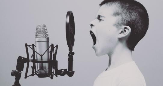 Niño gritando en un micrófono