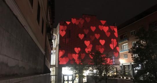 Imagen de corazones que se ven en la fachada