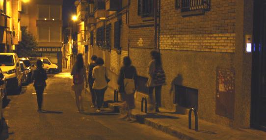 Mujeres participantes en un paseo nocturno por Puente de Vallecas