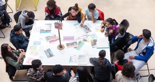 Foto equipo de trabajo alrededor de una mesa
