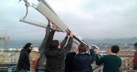 personas instalando una supernodo con varias antenas